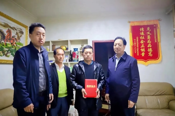 送奖上门 弘扬见义勇为正能量